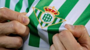 Replica camiseta Betis final Conference League 2025 escudo betis